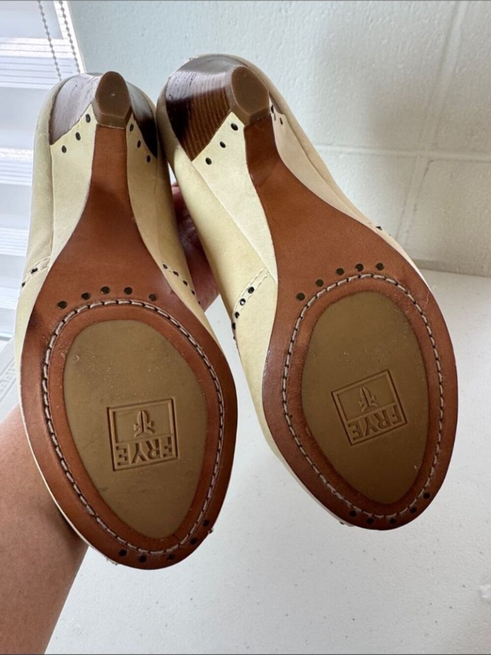 Frye Ivory Studded Peep Toe Low Heel Retro Size 8 Leather Boho Cottagecore - Picture 6 of 14